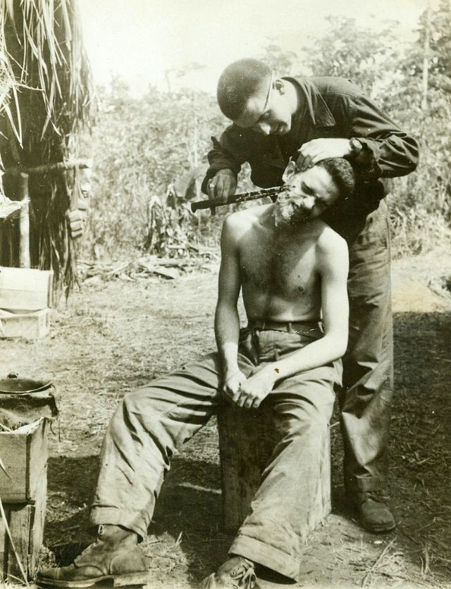 Không có dao cạo râu, những người lính này dùng dao quân đội để thay thế. Ảnh: MacArthur Museum.