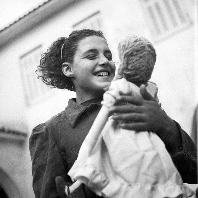 Bé gái và búp bê ở Attica, 1950. Ảnh: Dionysis Anninos.