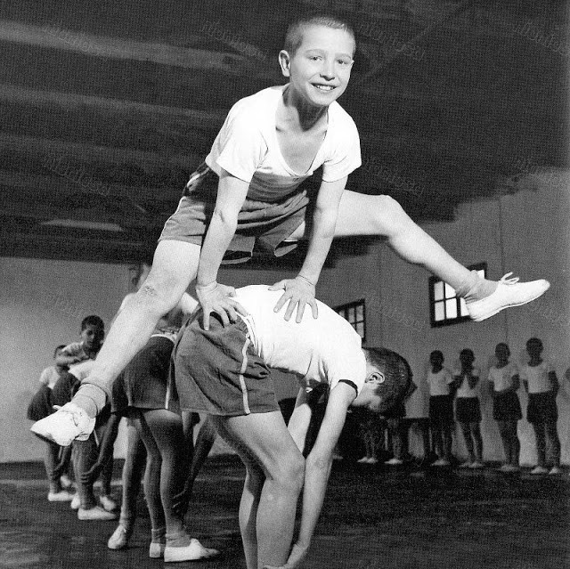 Giờ thể dục tại một ngôi trường ở Veria, 1957. Ảnh: Dionysis Anninos.
