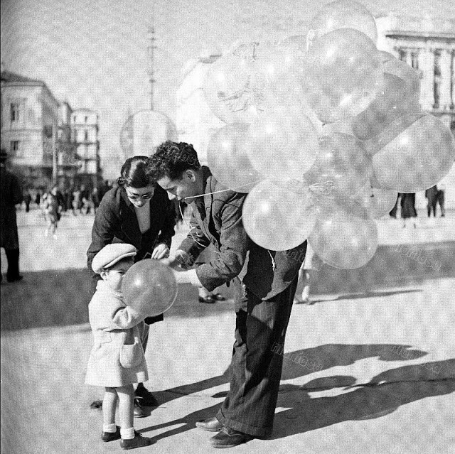 Một gia đình trên đường phố Athens thập niên 1950. Ảnh: Dionysis Anninos.