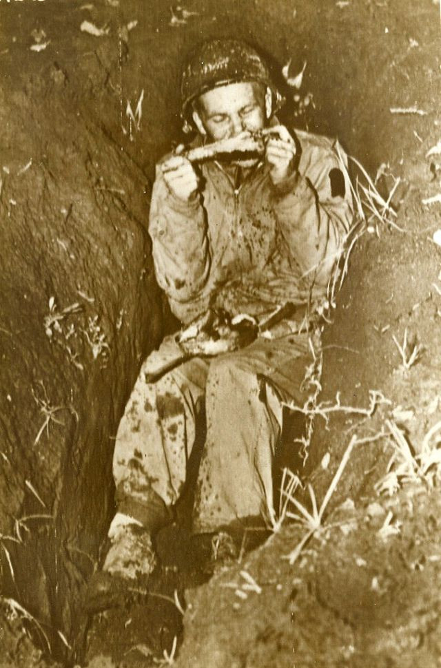 Bữa tiệc lễ Phục sinh đáng nhớ dưới hố cá nhân. Ảnh: MacArthur Museum.