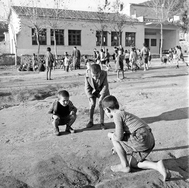 Các cậu bé chơi bắn bi, Epirus năm 1957. Ảnh: Dionysis Anninos.