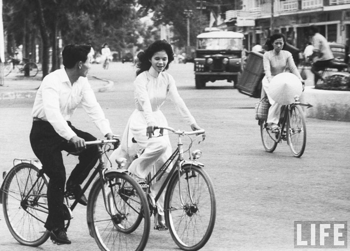 Cô gái Huế trò chuyện với một chàng trai khi đang đạp xe. Ảnh: Life.