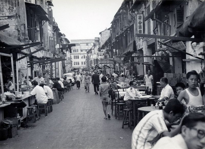 Hàng quán trên phố Bugis. Ảnh: Vintag.