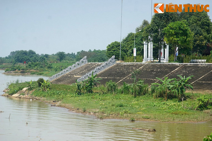 Nằm bên bờ sông Đuống, thuộc địa phận làng Á Lữ, xã Đại Đồng, huyện Thuận Thành, tỉnh Bắc Ninh, lăng mộ Kinh Dương Vương là một di tích lịch sử đặc biệt về Kinh Dương Vương, nhân vật được coi là ông nội Hùng Vương thứ nhất, thủy tổ của người Bách Việt thời cổ.