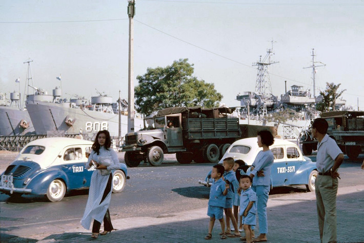 Trên bến Bạch Đằng. Ảnh: John A. Hansen.