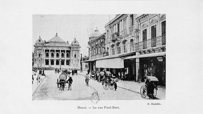 Phố Paul Bert ở Hà Nội xưa, nay là phố Tràng Tiền. Ảnh: Gallica.bnf.fr.