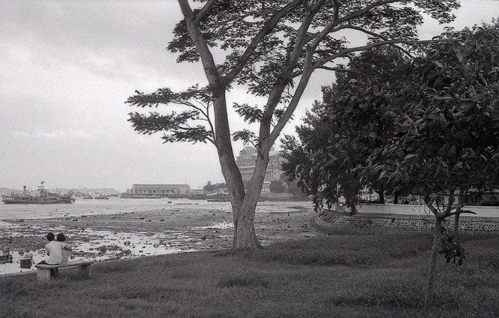 Bờ sông Singapore, gần đường đê Clifford. Ảnh: Vintag.