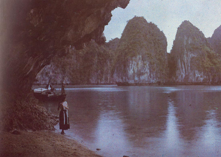 Một góc vịnh Hạ Long, nhìn từ một hòn đảo trong lòng vịnh, năm 1915. Ảnh: Leon Busy.