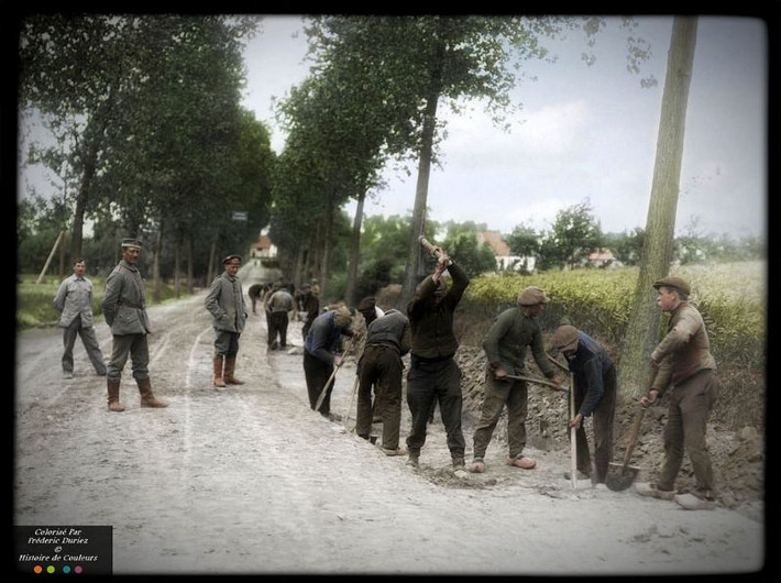 Lính Đức giám sát những người dân công sửa đường Bỉ năm 1916. Ảnh: Duriez Frédéric Flickr.