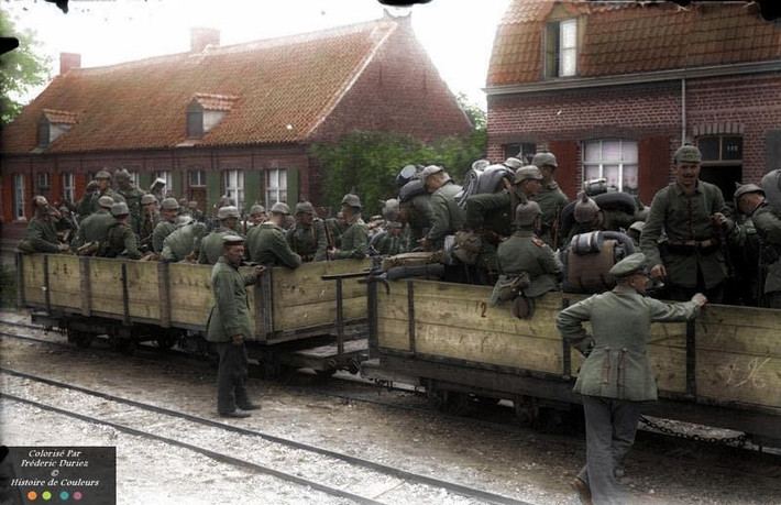 Các toa tàu chở quân Đức tại một sân ga, khoảng năm 1915. Ảnh: Duriez Frédéric Flickr.