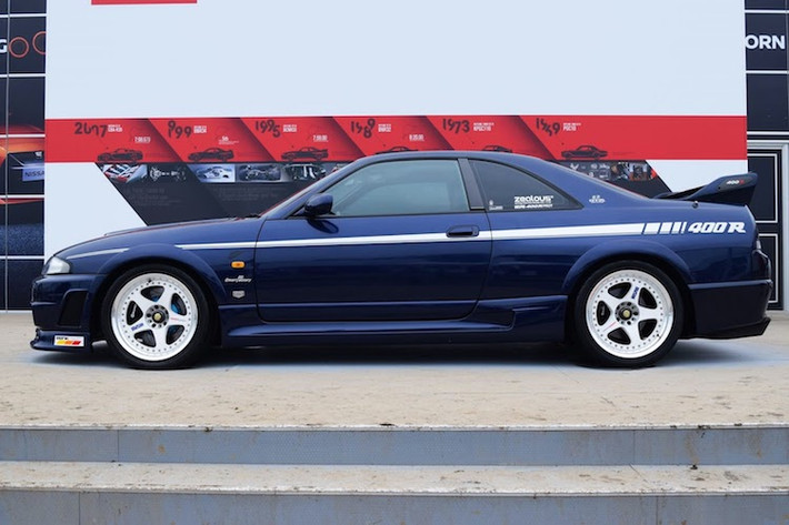 Dựa trên cơ sở thế hệ Skyline GT-R R33, Nismo 400R được thiết kế với nhiều chi tiết chịu ảnh hưởng từ chiếc xe đua Nissan Skyline GT-R LM đã từng 2 lần tham gia vào giải đua Le Mans 24h, trước khi phải rút lui do sự thống trị của McLaren F1 GTR.