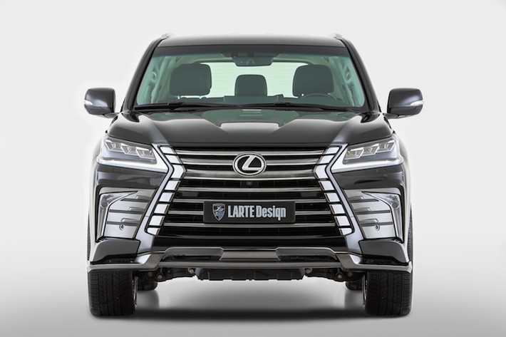 Ở phía trước, bản độ LX570 của Larte Design vẫn giữ nguyên cản trước nguyên bản của xe. Tuy nhiên hãng này đã bổ sung thêm cánh khuếch tán không khí ốp dưới cản trước, cùng các tấm ốp hai bên đèn sương mù LED để chiếc xe tạo ấn tượng bề thế và thể thao hơn.