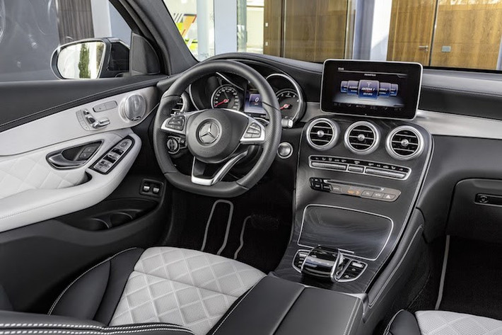 Thiết kế trong cabin của GLC gần như được lấy hoàn toàn từ C-Class, nhưng có màn hình trên bảng điều khiển trung tâm lớn hơn.Theo Mercedes, không gian dành cho người ngồi của GLC Coupe ngang với phiên bản GLC wagon bình thường. Xe sẽ được trang bị sẵn nội thất bọc da Artico, với tùy chọn bọc da 2 tông màu nếu đặt gói Edition 1 và nội thất "hàng thửa" Designo.