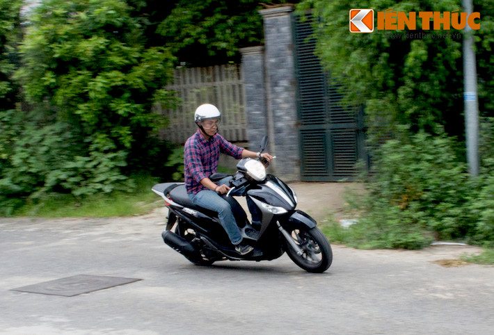Trong điều kiện sử dụng ở đô thị, mặc dù là một mẫu scooter bánh lớn có kích thước khá to nhưng với trọng lượng khô 132 kg, Medey S 150 vẫn tỏ ra khá linh hoạt khi di chuyển. Với cấu hình bánh phía trước sử dụng vành đường kính 16 inch và phía sau dùng vành 14 inch, chiếc xe cũng có thể dễ dàng leo lên đa số các vỉa hè ngoài phố, mặc dù người lái phải hơi chú ý một chút do phía sau xe thấp hơn phía trước.