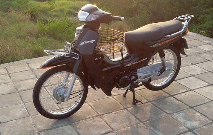 Một điểm đặc biệt của xe là yếm sơn cùng màu thân, thay vì yếm trắng. Xe vẫn sử dụng phanh tang trống cho cả hai bánh, với cỡ vành 17 inch. Ở hai bên thân xe, các tấm ốp nhựa của Dream 125 cũng được thiết kế liền mạch như Dream 110, thay vì tách rời như Dream 100 cũ.