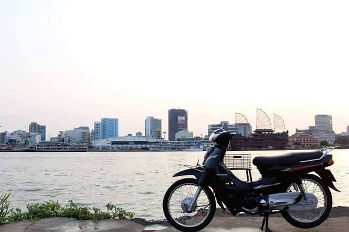 Người Việt Nam đã quá quen thuộc với các dòng Dream 100 cc, tuy nhiên những chiếc Honda Dream 125 lại khá hiếm gặp trên các đường phố tại nước ta. Mẫu xe này chỉ được Honda phân phối tại một số quốc gia Đông Nam Á như Thái Lan hoặc Campuchia.