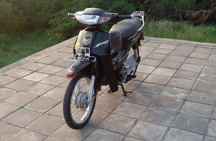 Giống như Wave 125 ở Thái hay Future 125 ở Việt Nam, mẫu xe Dream 125 được trang bị khối động cơ 124,9 cc làm mát bằng không khí, 4 kỳ với hộp số 4 số tròn và chế hòa khí thông thường.