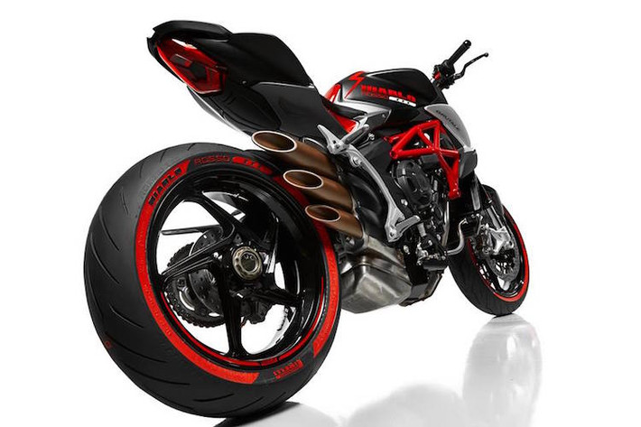 Đương nhiên, là một sản phẩm hợp tác với Pirelli nên Diablo Brutale 800 được trang bị sẵn cặp lốp Diablo Rosso III "hàng hiệu", được sơn kẻ chỉ đỏ nổi bật.