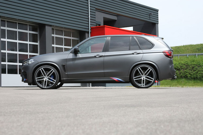 Trên bản độ này, ngoại thất nguyên bản của BMW X5 M, vốn đã rất mạnh mẽ và thể thao đã được G-Power giữ nguyên. Hãng độ này chỉ thay cho chiếc xe bộ vành đúc 5 cánh Hurricane RR 23 inch mới cùng với hệ thống treo GX6M-RS.