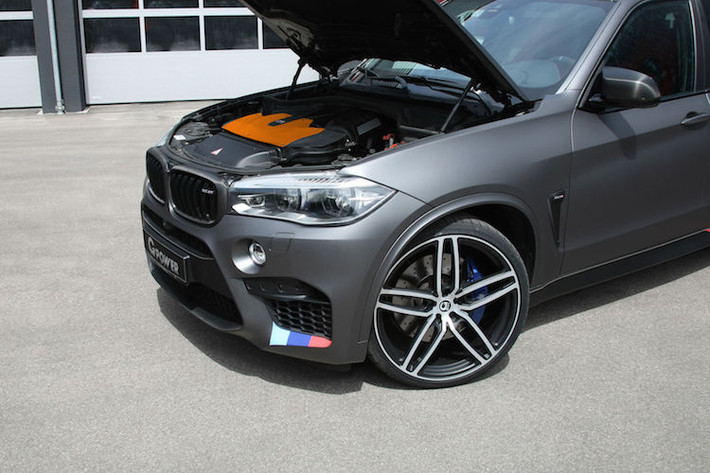 Như vậy, bản độ X5 M của G-Power đã mạnh ngang với siêu xe Lamborghini Aventadro "đình đám". Sức mạnh này có được là nhờ vào hệ thống xả bằng titan, cặp turbo lớn hơn cùng phần mềm ECU độ G-Power’s Bi-Tronik 2 V3.