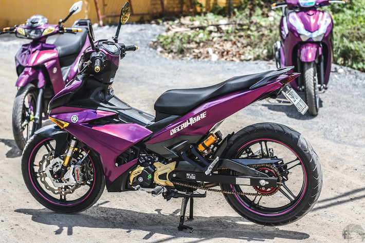 Khối động cơ SOHC 4 van của Exciter 150 được giữ nguyên, nhưng cũng có thêm vài món trang trí bên ngoài như ốp mang cá và ốp bưởng máy nhôm CNC màu vàng. Tiếng nổ của chiếc xe đã ấn tượng hơn nhờ vào pô Akrapovic.