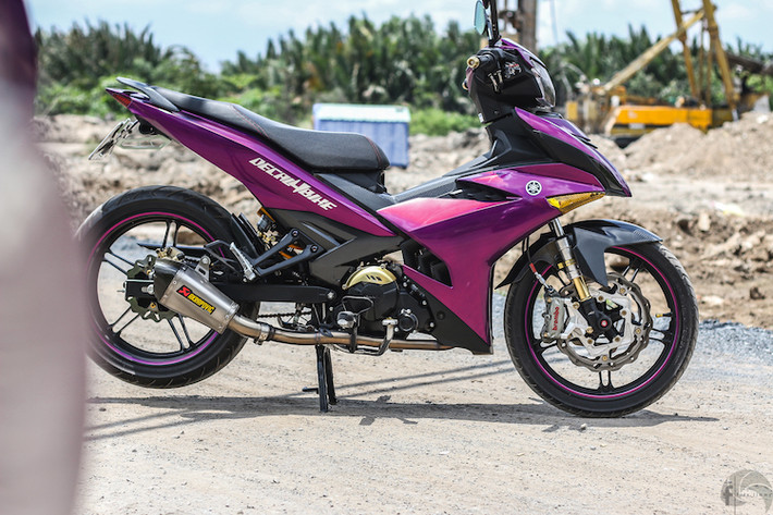 Tuy nhiên, một số người chơi xe khác, chẳng hạn như chủ nhân của chiếc Exciter này lại hướng tới việc "độ kiểng" nhẹ nhàng cho chiếc xe thay vì thay đổi tới kết cấu. Trong đó, chi tiết đơn giản nhất đó là toàn bộ vỏ xe đã được chủ xe dán lại bằng decal trong tông màu tím chrome đặc biệt.