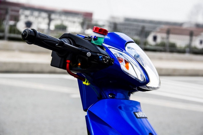 Toàn bộ dàn vỏ nguyên bản của xe đã được giữ lại, trong khi trên tay lái là tay thắng Brembo đẳng cấp với giá khoảng 6 triệu đồng, kèm theo bao tay và gù Rizoma.