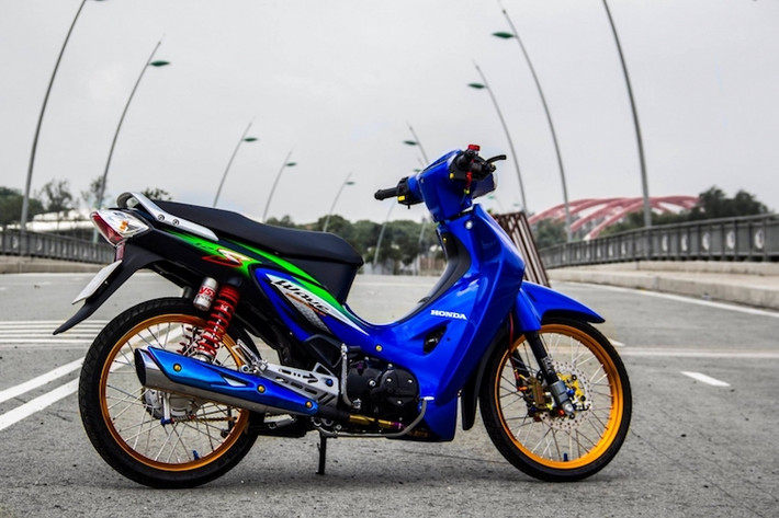 Không độ với các chi tiết cầu kỳ, chỉ bằng một số món đồ chơi đơn giản nhưng mẫu xe số phổ thông Wave 125 đã trở nên ấn tượng hơn sau khi được độ lại.