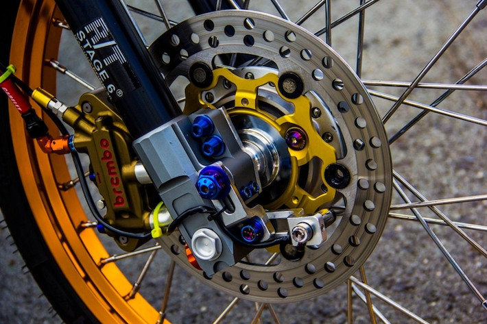 Phuộc trước của chiếc xe cũng đã được nâng cấp với vỏ Stage 6 R/T, trong khi hệ thống phanh có heo "hàng hiệu" Brembo, đĩa đồ chơi . Các chi tiết này đều được bắt vào xe bằng những con ốc Proti Titanium.
