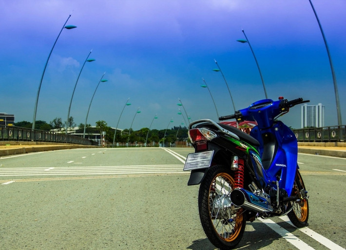 Do là một trong những dòng xe số phổ thông của Honda nên Wave 125 có số lượng "đồ chơi" khổng lồ, rất sẵn để người chơi nâng cấp. Với những món đồ chơi nhẹ nhàng, một biker Việt đã nâng cấp nhẹ nhàng cho chiếc Honda Wave 125 của mình theo phong cách kiểng.