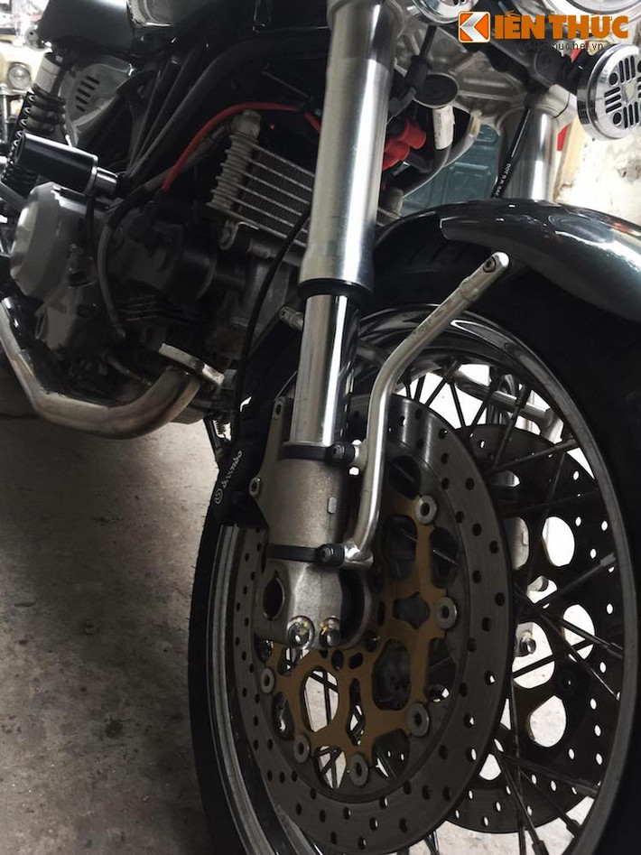 Là một sản phẩm thuộc hàng cao cấp của Ducati lúc đó nên GT1000 sở hữu khá nhiều phụ tùng cao cấp. Ở phía trước, chiếc xe có hệ thống phanh đĩa kép Brembo và cặp phuộc USD đường kính 43 mm. Do mang phong cách hoài cổ nên chiếc xe sở hữu bánh căm.