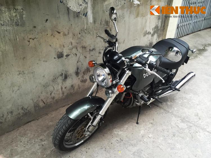 Nằm trong series xe với thiết kế hoài cổ SportClassics từ năm 2005 tới 2010, Ducati GT1000 là một chiếc naked bike được sản xuất từ năm 2007 tới 2010.
