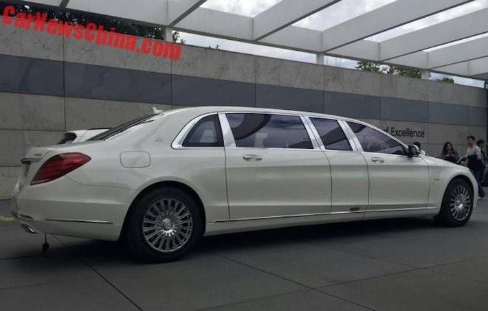 Với chiều dài lớn hơn, khoang hành khách của Maybach S600 Pullman có đủ chỗ ngồ cho 4 người một cách thoải mái. Hai ghế nằm ở sau vách ngăn có khả năng gập lại khi cần thiết, trong khi những ghế "sếp" đối diện vẫn được trang bị massage cùng nhiều tính năng hiện đại khác. Bên cạnh đó, xe còn được trang bị các đồng hồ tốc độ đặt trên trần ở khoang hành khách, giúp những người ngồi sau có thể theo dõi được tốc độ của xe.