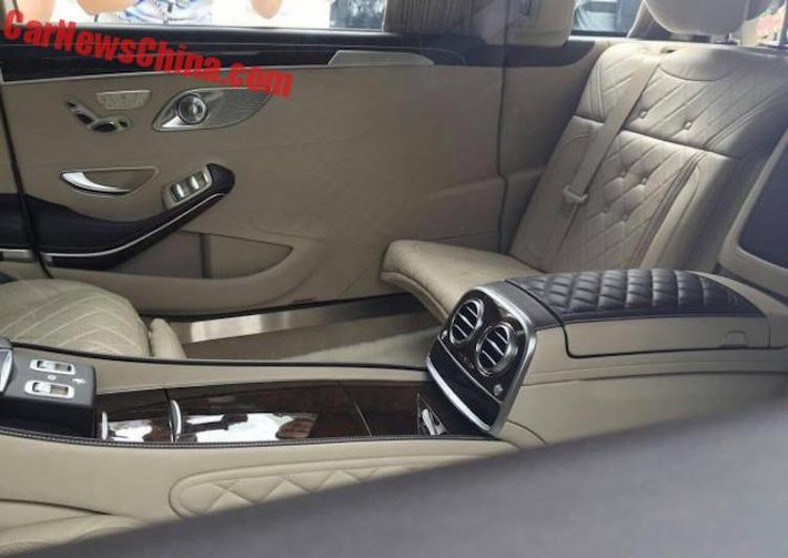 Maybach Pullman được trang bị hệ thống âm thanh vòm 3D cao cấp của Burmester. Đặc biệt, phần giữa vách ngăn còn được bố trí thêm 1 màn hình 18.5" phục vụ cho nhu cầu giải trí của khoang hành khách phía sau. Giữa khoanh hành khách và người lái được trang bị một vách ngăn được làm bằng kính tích hợp công nghệ Magic Sky Control, giúp người phía sau có thể điều chỉnh độ sáng tối nhằm tạo ra không gian riêng tư như ý.