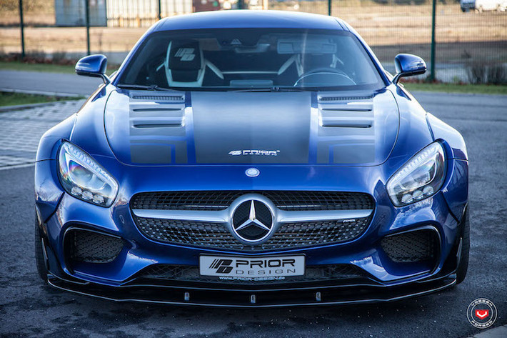 Toàn bộ phần cản trước của AMG GTS đã được Prior Design giữ nguyên, tuy nhiên ở bên dưới và hai bên cản, hãng này đã trang bị cho siêu xe nhà Mercedes những cánh khuếch tán không khí bằng sợi carbon. Trong khi đó, trên nắp ca-pô là những khe thoát khí làm mát động cơ mới.