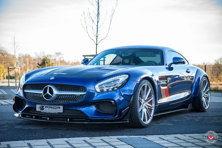 Ra đời để thay thế cho chiếc SLS AMG trước đây, Mercedes AMG GT S mạnh và nhanh hơn nhiều so với người tiền nhiệm, dù có giá rẻ hơn cùng động cơ nhỏ hơn. Kiểu dáng nguyên bản của dòng xe này vốn đã rất đẹp, nhưng AMG GT S càng trở nên hấp dẫn hơn với gói độ widebody của Prior Design.