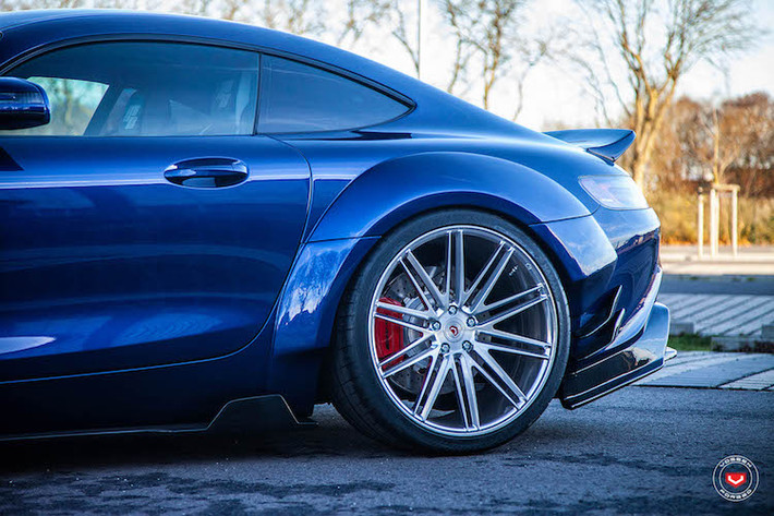 Đi kèm với những vòm bánh rộng, chiếc AMG GT S đã được trang bị bộ mâm nguyên khối đẹp mắt với thiết kế 10 cánh kép đánh bóng, có mã VPS-307 của hãng mâm "hàng hiệu" Vossen.