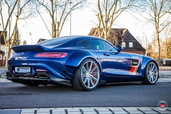 Tương tự như phía trước, cản sau của AMG GT S cũng được giữ nguyên, chỉ bổ sung thêm các cánh khuếch tán không khí.