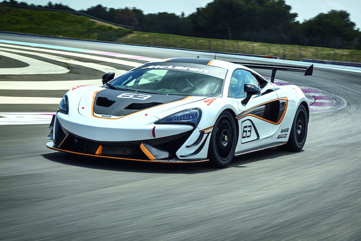 So với chiếc 570S nguyên bản, 570S Sprint có một chút thay đổi ở ngoại thất để tăng hiệu năng khí động học trên đường đua. Dù có phần thân giống với phiên bản bình thường, nhưng cản trước của chiếc xe đã được lắp thêm các "vây" khí động học bằng sợi carbon hai bên cản trước, bên cạnh cánh khuếch tán lớn nằm bên dưới.