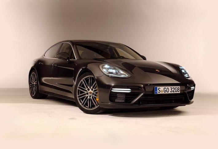 Những hình ảnh đầy đủ, "không che" của Porsche Panamera mới vừa bị lộ ra trên internet, cho thấy chiếc xe sẽ có "phom" khá giống như phiên bản cũ. Ở phía trước, Panamera sẽ có cặp đèn pha LED với hình dáng hơi khác biệt so với thế hệ hiện tại, đi kèm với cản trước hoàn toàn mới và cũng có đèn sương mù LED.