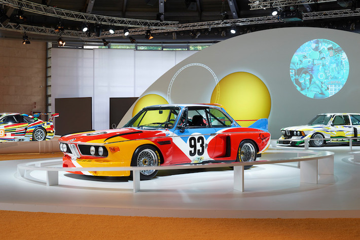 Chiếc xe BMW Art Car đầu tiên của ông Herve Poulain có thân xe sơn các mảng màu kết hợp như đỏ, vàng, xanh... và được ngăn cách với nhau bởi màu trắng. Nó đã tham gia vào giải đua Le Mans 24h năm 1975.
