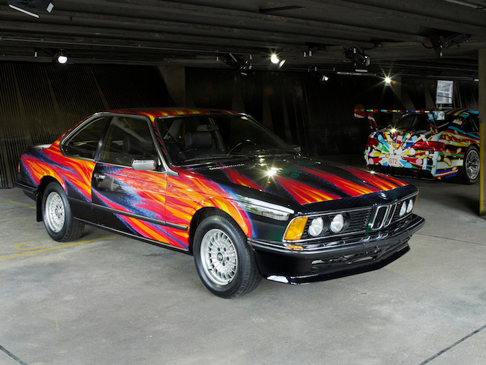 Chiếc xe thương mại đầu tiên nằm trong series Art Car là BMW 635 CSi đời 1982 do họa sĩ Ernst Fuchs trang trí, với những đường nét mô phỏng ngọn lửa.
