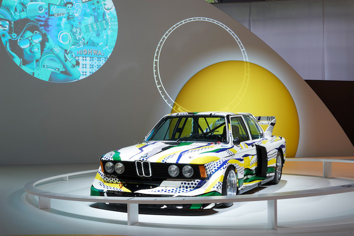 Năm 1977, họa sĩ Roy Lichttenstein người Mỹ đã tạo ra một chiếc BMW 320i Turbo Art Car theo phong cách pop, với những đường sơn sặc sỡ, chấm bi chạy dọc thân xe màu trắng.
