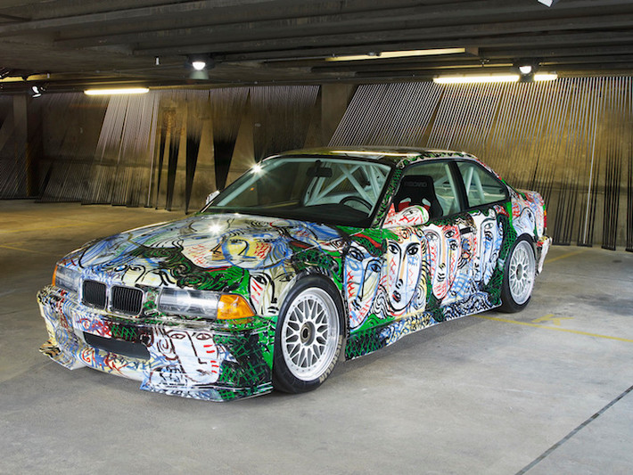 Chiếc xe đua BMW M3 GTR đã trở thành "trang giấy trắng" để họa sĩ Sandro Chia thỏa sức sáng tạo vào năm 1992. Thành quả của ông là một bức tranh phức tạp với các khuôn mặt người được vẽ ở khắp nơi.