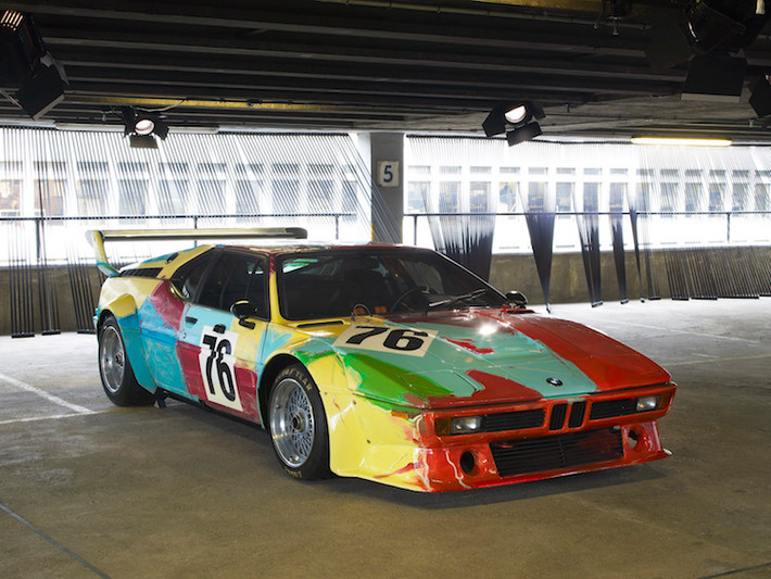 Cũng mang màu sắc sặc sỡ, chiếc siêu xe đua BMW M1 Group 4 năm 1979 đã được họa sĩ Andy Warhol sơn ngẫu hứng những mảng màu đan xen với nhau.