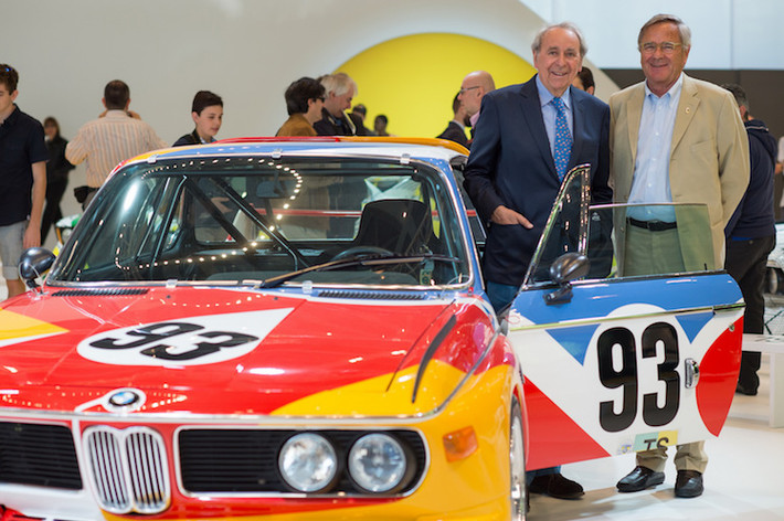 40 năm về trước, series xe sơn nghệ thuật BMW Art Car đã được bắt đầy khi ông Herve Poulain (trái) - một tay đua đồng thời là người đam mê hội họa tới từ Pháp đã nảy ra ý định nhờ bạn của ông - họa sĩ Alexander Calder vẽ lên chiếc xe đua của mình. Với sự giúp đỡ của ông Jochen Neerpassch (phải) - Giám đốc BMW Motorsport khi đó, chiếc BMW Art Car đầu tiên đã được tạo ra.