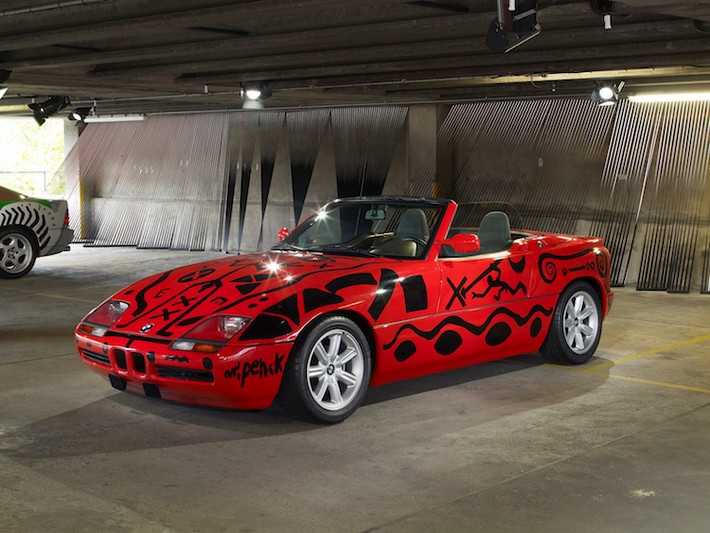 Chiếc xe mui trần "quái đản" BMW Z1 lại càng trở nên độc đáo hơn với những họa tiết mang phong cách những bức tranh khắc trong hang của người tiền sử, được thực hiện bởi họa sĩ A.R. Penck vào năm 1991.