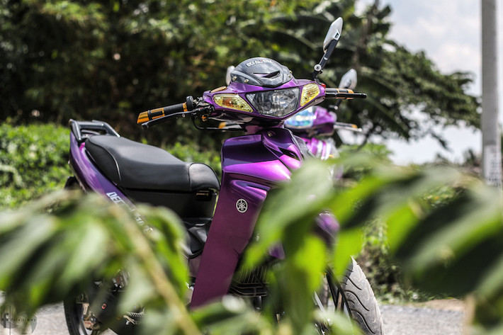 Dù không thay đổi nhiều kết cấu của chiếc xe, nhưng bản độ Yamaha Z125 của biker Sài Gòn này vẫn gây ấn tượng bởi màu sắc đặc biệt cùng hàng loạt các đồ chơi "hàng hiệu".