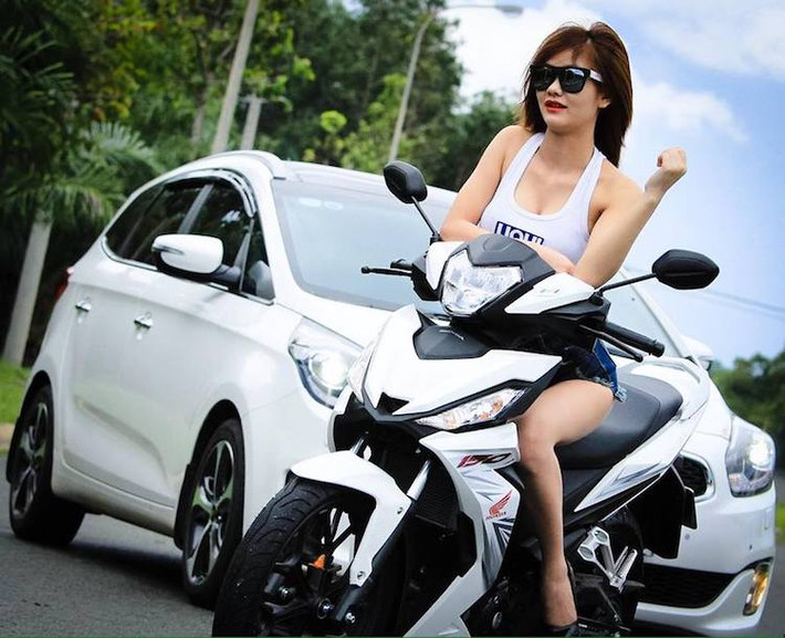 Cũng sử dụng mâm đúc 6 cánh kép giống như Sonic 150R nhưng Honda Winner sử dụng lốp sau lớn hơn. Ngoài khác biệt về kiểu dáng, 2 mẫu xe này sử dụng chung khá nhiều chi tiết như hệ thống phuộc, phanh, đèn hậu...